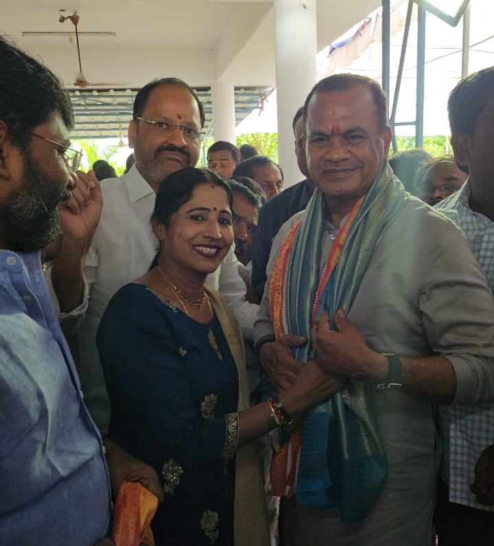 Nirmala Reddy wishes Minister Venkat Reddy a happy birthday